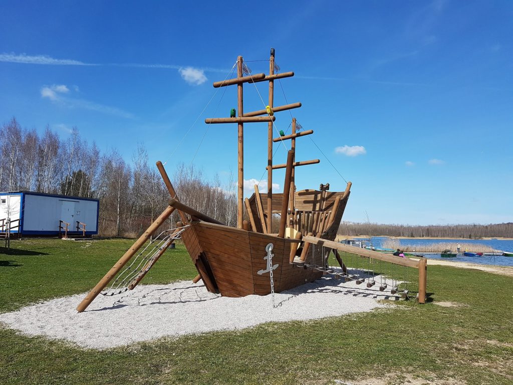 Spielplatz direkt am Wasser des Haselbacher See in Sachsen